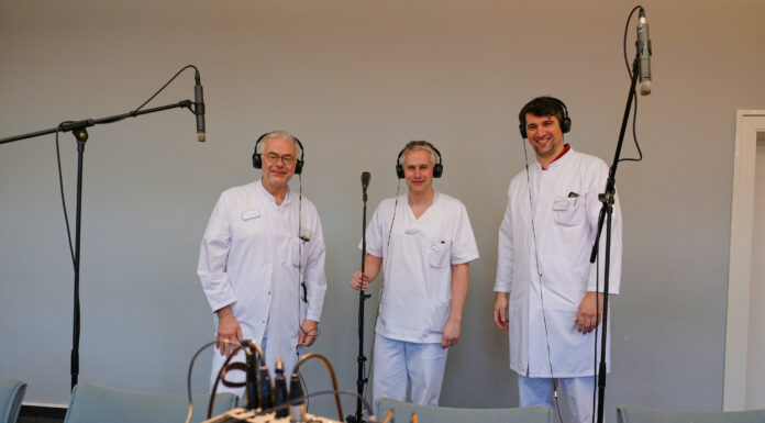 Wann ist ein Notfall ein Notfall? Das Klinikum Region Hannover gibt Antworten im Podcast Spezialisten für medizinische Notfälle aus dem KRH Klinikum Mitte: (v. l.) Kardiologe Prof. Dr. Andreas Franke, Unfallchirurg PD Dr. Marc Schult und Neurologe Dr. Gabriel Welte. Foto: KRH