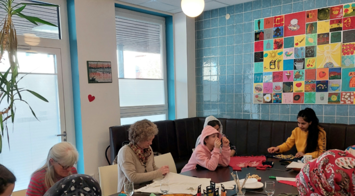 „Treffpunkt Kinderwagen“ upcycled T-Shirts und Dosen – Projekt zur Aktionswoche „Wunstorf swingt den Besen“