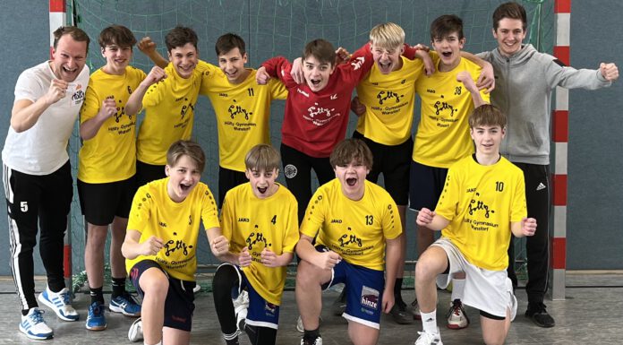 Hölty-Mannschaft wird Landessieger und zieht ins Bundesfinale ein Obere Reihe v.l.: Nico Nitsche, Arthur Hildebrandt, Bennit Ripken, Niklas Ripken, Bjarne Buchwald, Tom Janßen, Moritz Duckert, Jona Hinze Vordere Reihe v.l.: Enno Backhaus, Levi Starke, Mikkel Simon, Paul Haase