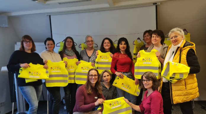Region Hannover schafft Warnwesten für Kindertagespflegepersonen und ihre Tageskinder an 26.04.2023 Übergabe Sicherheitswesten