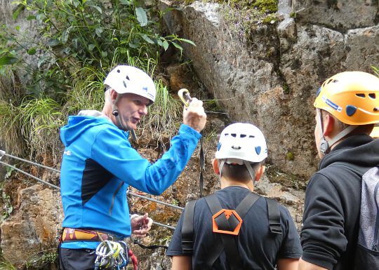 Ab sofort Anmeldungen zum neuen Konfirmandenkurs im Stift Ab sofort läuft die Anmeldung zum neuen Konfirmandenkurs im Stift. Kletter-Einweisung auf der Sommerfreizeit in den Alpen Foto: Stifts-Kirchengemeinde Wunstorf