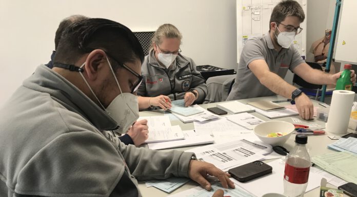 Jahresrückblick 2022 der Johanniter in Wunstorf – Fachkräftemangel in Rettungsdienst und Kinderbetreuung Jahresrückblick 2022 der Johanniter in Wunstorf. Arbeiten in der Führungsgruppe. Foto: Johanniter Wunstorf