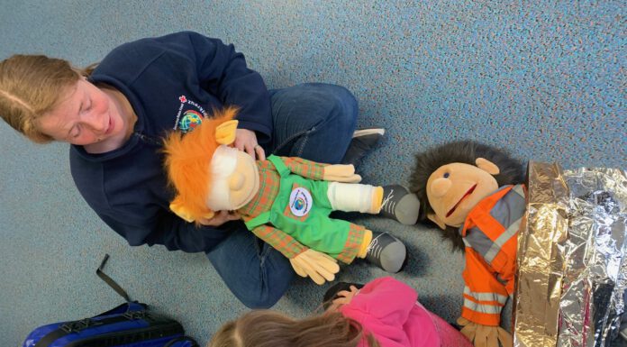 Kinder der Rotkreuz-KiTas Kolenfeld und Wunstorfer Straße lernen Erste Hilfe Erste Hilfe Kurs in Kita Wunstorf