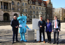 Tschüss Stromfresser – alte Geräte tauschen, Geld und Energie sparen, Zuschüsse von der Region Hannover sind Beitrag zur sozialverträglichen Energiewende „Jeder Euro zählt“ – Region und Stadt bezuschussen jetzt noch stärker den Umtausch alter Geräte: Hannovers Oberbürgermeister Belit Onay (v.l.n.r.), Regionspräsident Steffen Krach, Anja Kreikemeyer von der Klimaschutzagentur Region Hannover und Gordon Braun, Vorstand der AWO Region Hannover, bei der Vorstellung des Stromspar-Checks. Foto: Nina-Sandra Graf / Region Hannover