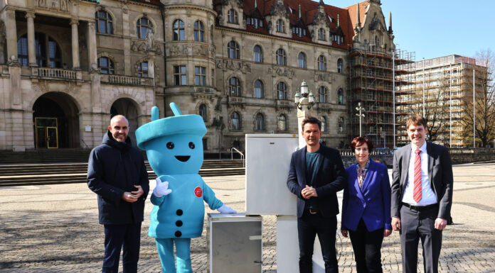 Tschüss Stromfresser – alte Geräte tauschen, Geld und Energie sparen, Zuschüsse von der Region Hannover sind Beitrag zur sozialverträglichen Energiewende „Jeder Euro zählt“ – Region und Stadt bezuschussen jetzt noch stärker den Umtausch alter Geräte: Hannovers Oberbürgermeister Belit Onay (v.l.n.r.), Regionspräsident Steffen Krach, Anja Kreikemeyer von der Klimaschutzagentur Region Hannover und Gordon Braun, Vorstand der AWO Region Hannover, bei der Vorstellung des Stromspar-Checks. Foto: Nina-Sandra Graf / Region Hannover