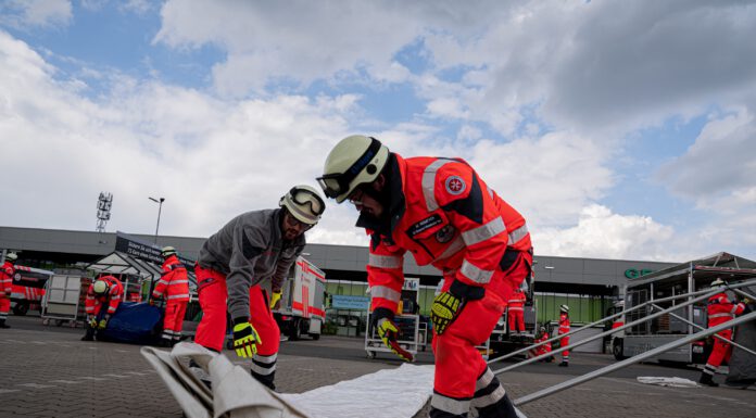 Zug der Johanniter probt mit großer Übung für den realen Einsatz Zug der Johanniter probt mit großer Übung für den realen Einsatz. Foto: Peer Gongoll /Johanniter