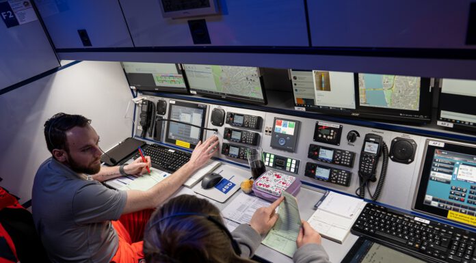 Erfolgreiche Übung der Johanniter-Führungsgruppe – Ehrenamtliche Johanniter bestehen Belastungsprobe Erfolgreiche Übung der Johanniter-Führungsgruppe - Ehrenamtliche Johanniter bestehen Belastungsprobe: In der Funkzentrale laufen die Meldungen ein