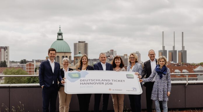 „Deutschlandticket Hannover Job“ – schon 570 Firmen dabei Deutschlandticket Hannover Job- Regionspräsident Steffen Krach (l.) GVH Geschäftsführer, Verkehrsdezernent Ulf-Birger Franz (2.v.r) und ÜSTRA-Vorständin Elke Maria van Zadel (r.). Foto: Region Hannover/Philipp Schröder