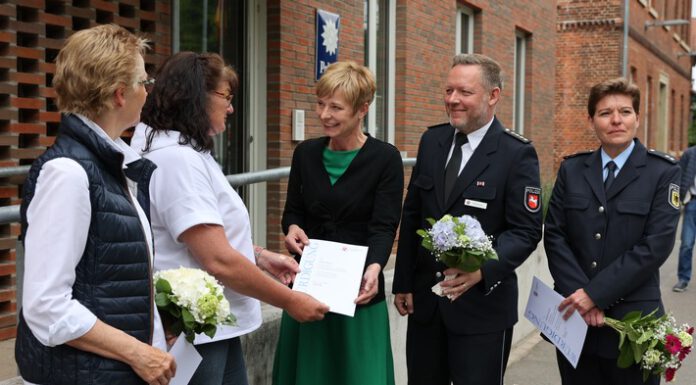 Wunstorf: Behördenleitung der Polizeidirektion Hannover würdigt Zivilcourage vierer Frauen Wunstorf: Behördenleitung der Polizeidirektion Hannover würdigt Zivilcourage vierer Frauen