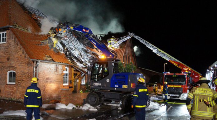 THW aus Wunstorf unterstützt – Großfeuer in Hagen THW aus Wunstorf unterstützt - Großfeuer in Hagen