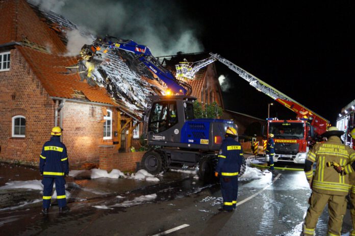 THW aus Wunstorf unterstützt - Großfeuer in Hagen