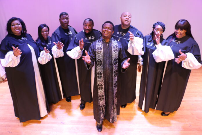 Rev. Gregory M. Kelly und der Harlem Gospel Chor bringen New York nach Wunstorf. Am 02.01.2024 treten sie im Stadttheater auf.