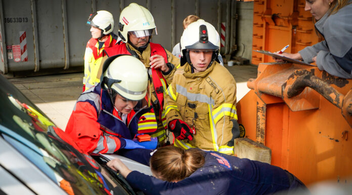 Angehende Notfallsanitäter üben Personenrettung: Feuerwehr und Johanniter trainieren gemeinsam beim 3. Traumatag Angehende Notfallsanitäter üben Personenrettung: Feuerwehr und Johanniter trainieren gemeinsam beim 3. Traumatag.