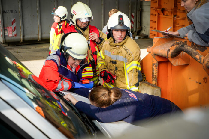 Angehende Notfallsanitäter üben Personenrettung: Feuerwehr und Johanniter trainieren gemeinsam beim 3. Traumatag.