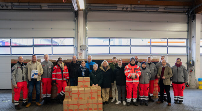 Weihnachtstrucker: Mit prominenter Hilfe und für mehr als 4500 Euro wurden am Sonnabend bei den Johannitern in 215 Pakete gepackt Weihnachtstrucker: Mit prominenter Hilfe und für mehr als 4500 Euro wurden am Sonnabend bei den Johannitern in 215 Pakete gepackt