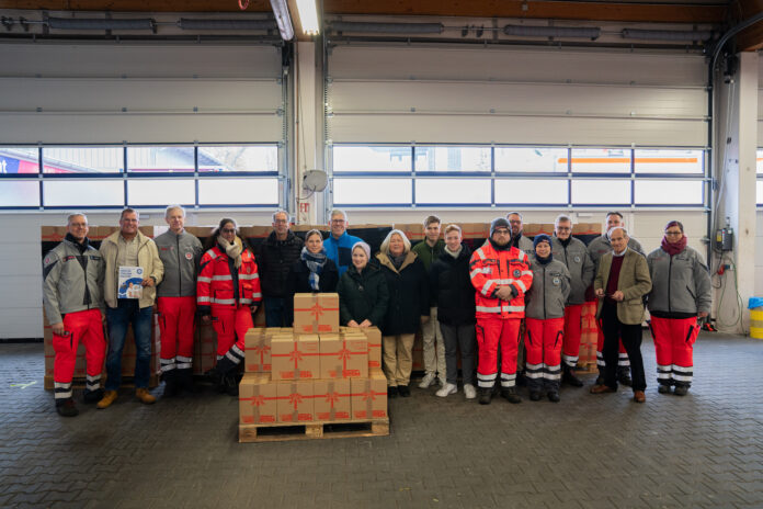 Weihnachtstrucker: Mit prominenter Hilfe und für mehr als 4500 Euro wurden am Sonnabend bei den Johannitern in 215 Pakete gepackt