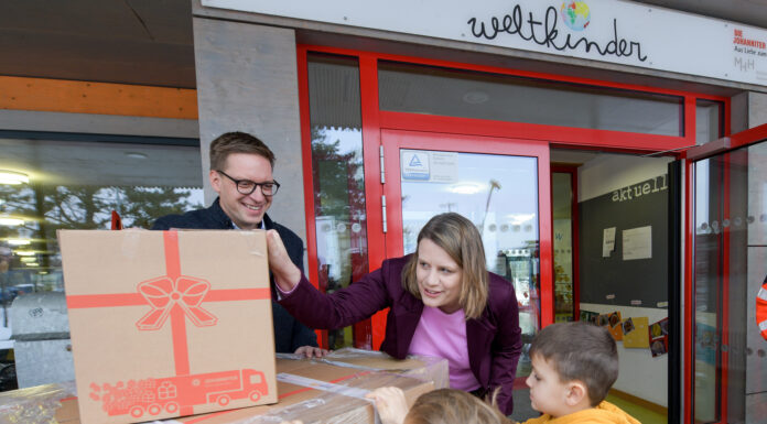 Tag des Ehrenamtes: Kultusministerin Julia Willie Hamburg bei den Johanniter-Weihnachtstruckern Tag des Ehrenamtes - Kultusministerin Julia Willie Hamburg bei den Johanniter-Weihnachtstruckern