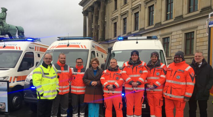 Innenministerin Behrens übergibt 26 Fahrzeuge für Zivil- und Katastrophenschutz – 1 MTW geht nach Wunstorf zu den Johannitern Innenministerin Behrens übergibt 26 Fahrzeuge für Zivil- und Katastrophenschutz - 1 MTW geht nach Wunstorf zu den Johannitern