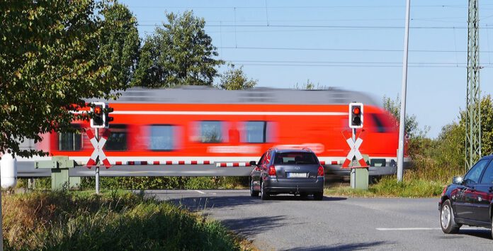 Verkehrsmeldung DB AG - Eisenbahnüberführung Luther Weg wird neu gebaut • Vorbereitende Arbeiten gestartet • Sperrungen des Bahnübergangs erforderlich