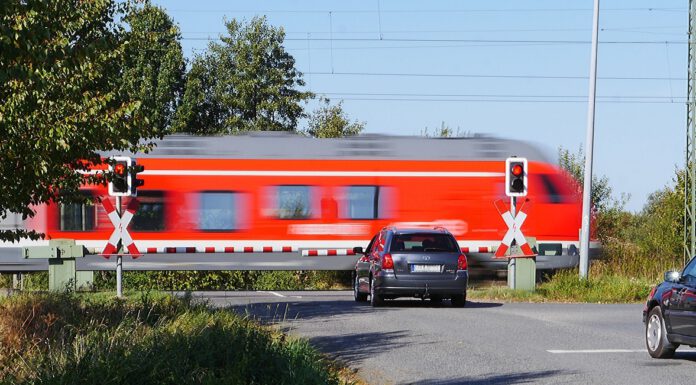 Verkehrsmeldung DB AG – Eisenbahnüberführung Luther Weg wird neu gebaut • Vorbereitende Arbeiten gestartet • Sperrungen des Bahnübergangs erforderlich Verkehrsmeldung DB AG - Eisenbahnüberführung Luther Weg wird neu gebaut • Vorbereitende Arbeiten gestartet • Sperrungen des Bahnübergangs erforderlich