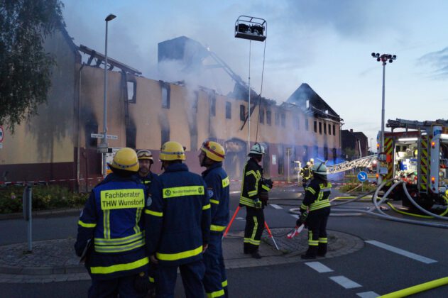 Großfeuer fordert Feuerwehr und THW in Wunstorf