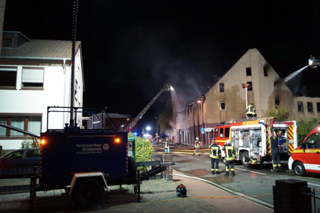 Großfeuer fordert Feuerwehr und THW in Wunstorf