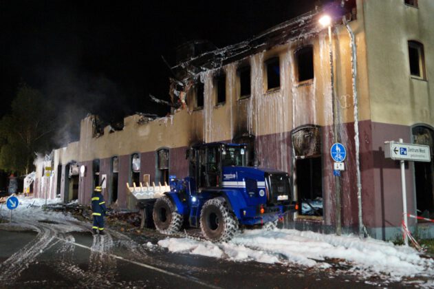 Großfeuer fordert Feuerwehr und THW in Wunstorf