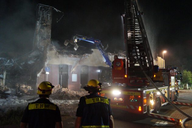 Großfeuer fordert Feuerwehr und THW in Wunstorf