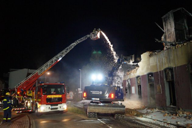 Großfeuer fordert Feuerwehr und THW in Wunstorf