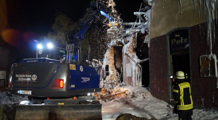 Großfeuer fordert Feuerwehr und THW in Wunstorf Großfeuer fordert Feuerwehr und THW in Wunstorf
