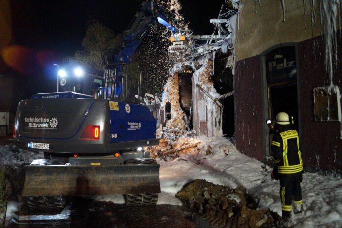 Großfeuer fordert Feuerwehr und THW in Wunstorf