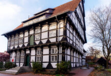 Großer Medien-Flohmarkt der Stadtbibliothek mit vielfältigem Angebot Der Medien-Flohmarkt der Stadtbibliothek bietet eine Vielzahl an Büchern, Hörbüchern und mehr für Schnäppchenjäger