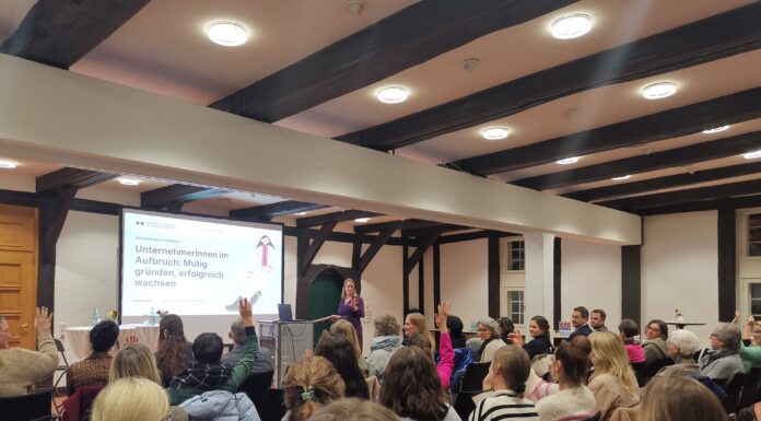 Wunstorf im Gründungsfieber: Erster Abend für Gründerinnen im Gespräch begeistert zahlreiche Teilnehmer Der erste Gründerinnenabend in Wunstorf zeigt die Bedeutung von Austausch und Netzwerken für Gründerinnen im Gespräch