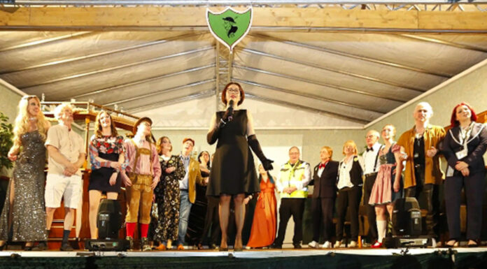 Großer Erfolg für Laienspielgruppe Großenheidorn mit „Chaos im Bestattungshaus“ Die Komödie „Chaos im Bestattungshaus“ begeistert das Publikum in Steinhude und Wunstorf mit urkomischen Charakteren und spannender Handlung