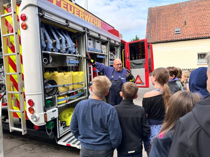 Der Besuch der Freiwilligen Feuerwehr Kolenfeld bot den Kindern spannende Einblicke in das Thema Brennen und Löschen
