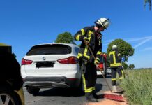 Ein Auffahrunfall auf B441 führte zu einem Einsatz von Feuerwehr und Rettungsdienst. Die Unfallstelle wurde gesichert und Betriebsstoffe entfernt