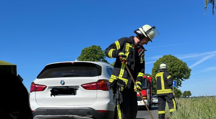 Mehrere Fahrzeuge in Auffahrunfall auf B441 verwickelt – Feuerwehr im Einsatz Ein Auffahrunfall auf B441 führte zu einem Einsatz von Feuerwehr und Rettungsdienst. Die Unfallstelle wurde gesichert und Betriebsstoffe entfernt