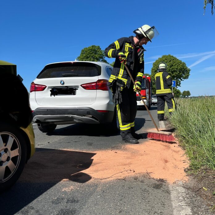 Ein Auffahrunfall auf B441 führte zu einem Einsatz von Feuerwehr und Rettungsdienst. Die Unfallstelle wurde gesichert und Betriebsstoffe entfernt