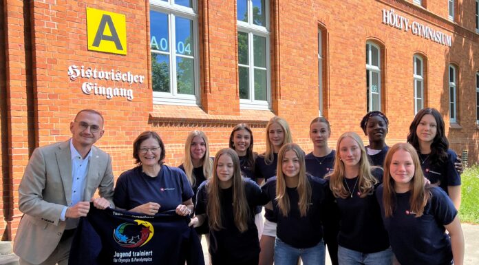 Hölty-Handballerinnen auf dem Weg zum Bundesfinale in Berlin für Niedersachsen Die Hölty-Handballerinnen auf dem Weg zum Bundesfinale in Berlin vertreten Niedersachsen beim Wettbewerb Jugend trainiert für Olympia