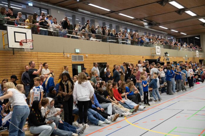 Bereits im Oktober vergangenen Jahres war eine Deutsche Handball-Nationalmannschaft zu Gast in Wunstorf. Vor mehr als 600 begeisterten Fans mussten sich die U17-Juniorinnen Ungarn damals knapp geschlagen geben. Die Ausrichtung hat den Deutschen Handballbu Handballfans erwartet am Doppel-Länderspieltag Meerhandballer Wunstorf ein spannendes Festival mit U17- und U19-Nationalmannschaften