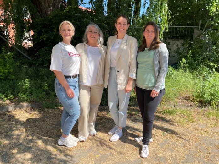 Das Projektteam von links nach rechts: Lena Bartels & Hevron Baker (Stadt Wunstorf), Daniela Pillich (Netzwerk für Vielfalt e.V.), Lena Finch (Johanniter-Unfall-Hilfe e.V.) Die Reihe „Kritisch & Kreativ: Kinder und Medien im Fokus“ startet erfolgreich in Wunstorf und fördert den Austausch unter geflüchteten Eltern