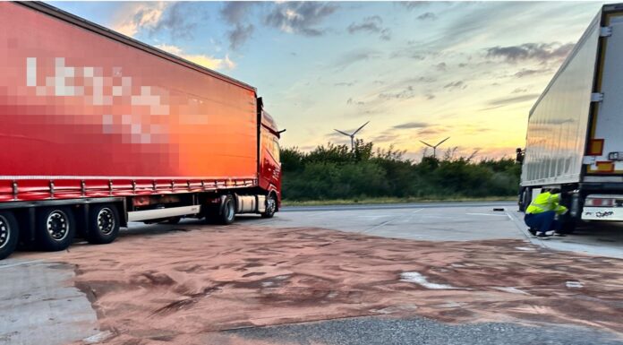 Dieselkraftstoff ausgelaufen: Feuerwehr im Einsatz auf Autobahnparkplatz Bückethaler Knick Dieselkraftstoff ausgelaufen: Feuerwehr im morgendlichen Einsatz auf dem Autobahnparkplatz Bückethaler Knick