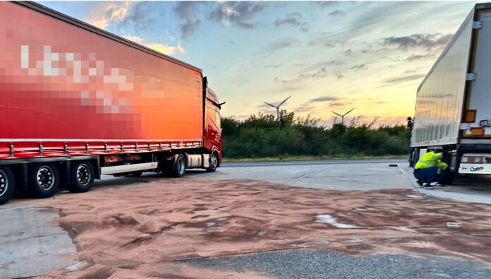 Dieselkraftstoff ausgelaufen: Feuerwehr im morgendlichen Einsatz auf dem Autobahnparkplatz Bückethaler Knick