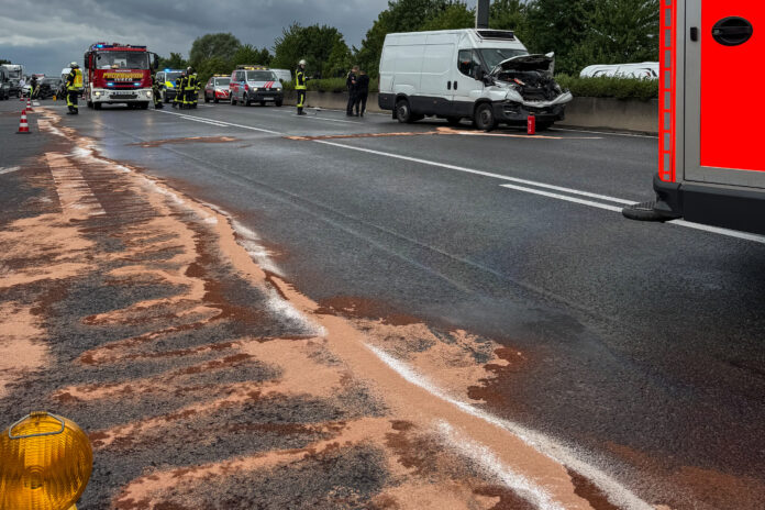 Ein Verkehrsunfall mit Tierrettung und Umweltgefahr auf der A2 in Kolenfeld zeigt die Herausforderungen für die Einsatzkräfte