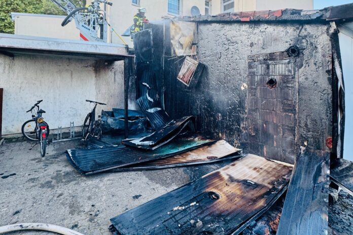 In Wunstorf sorgte ein Fassadenbrand für starken Rauchaustritt. Feuerwehr verhinderte eine Ausbreitung auf angrenzende Bereiche