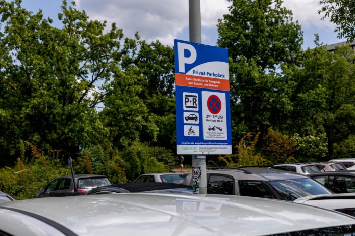 Lesen lohnt sich: Schilder wie hier am Mühlenberger Markt weisen auf die neuen Bestimmungen an den Park + Ride-Plätzen hin. Die neuen Benutzerregelungen sollen den Missbrauch der Stellflächen abstellen und die Nutzung der P + R-Plätze optimieren. Montags bis freitags zwischen 2 und 4 Uhr ist Parkverbot