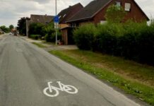 Kreisstraße in Mesmerode: Die neuen Fahrradpiktogramme sorgen für mehr Sichtbarkeit im Straßenverkehr