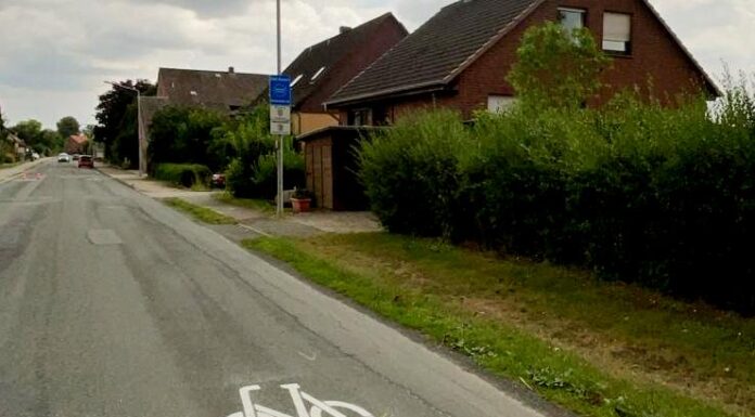 Kreisstraße in Mesmerode: Fahrradpiktogramme für mehr Sichtbarkeit im Straßenverkehr Kreisstraße in Mesmerode: Die neuen Fahrradpiktogramme sorgen für mehr Sichtbarkeit im Straßenverkehr