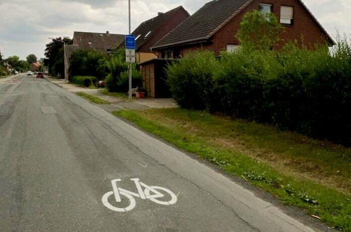 Kreisstraße in Mesmerode: Die neuen Fahrradpiktogramme sorgen für mehr Sichtbarkeit im Straßenverkehr