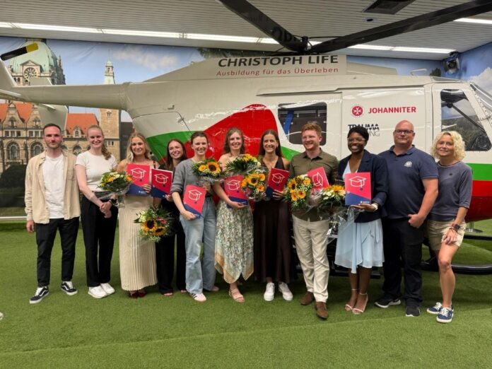 v.l n.r.Maik Lindheim (PAL RW Garbsen); Isabel Fichtner (NFS RW Wunstorf, angehende PAL); Sanja Kunze (Azubi RW Garbsen); Emily Becker (Azubi RW Garbsen); Franka Sonnemann (Azubi RW Wunstorf); Fe Der erfolgreiche Abschluss mit Bestnote der neuen Notfallsanitäter zeigt die hohe Qualität der Ausbildung bei den Johannitern